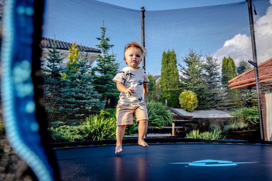 Přirozená zábava na trampolíně